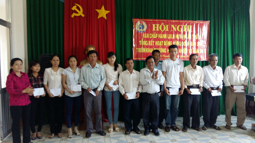 LĐLĐ HUYỆN VĨNH THẠNH TỔ CHỨC HỘI NGHỊ TỔNG KẾT NĂM 2015, TRIỂN KHAI PHƯƠNG HƯỚNG NHIỆM VỤ 2016 VÀ TRAO QUÀ TẾT NGUYÊN ĐÁN CHO ĐOÀN VIÊN, CÔNG NHÂN LAO ĐỘNG NGHÈO