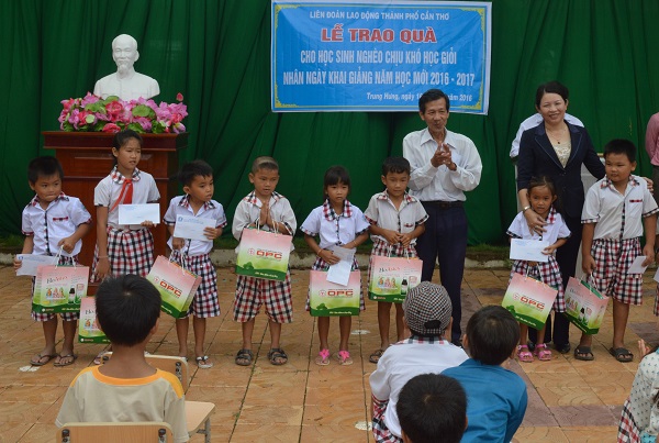 CÔNG ĐOÀN NGÀNH Y TẾ: TRAO 100 PHẦN QUÀ CHO HỌC SINH NGHÈO XÃ TRUNG HƯNG, HUYỆN CỜ ĐỎ