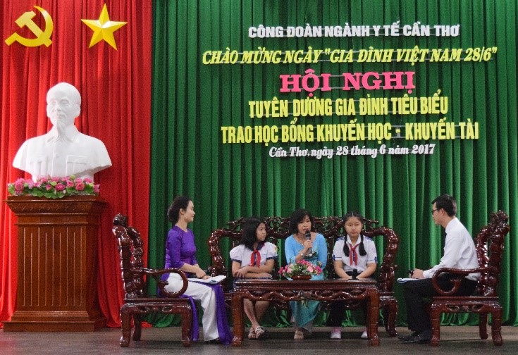 NGÀY HỘI GIA ĐÌNH Y TẾ NĂM 2017: TUYÊN DƯƠNG 8 GIA ĐÌNH TIÊU BIỂU VÀ TRAO HỌC BỔNG KHUYẾN HỌC - KHUYẾN TÀI