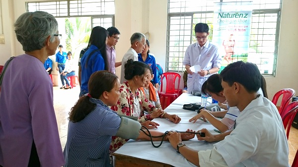 KHÁM BỆNH, CẤP THUỐC MIỄN PHÍ CHO NGƯỜI DÂN THUỘC HỘ NGHÈO VÀ GIA ĐÌNH CHÍNH SÁCH TẠI HAI XÃ, HUYỆN GIỒNG TRÔM, TỈNH BẾN TRE