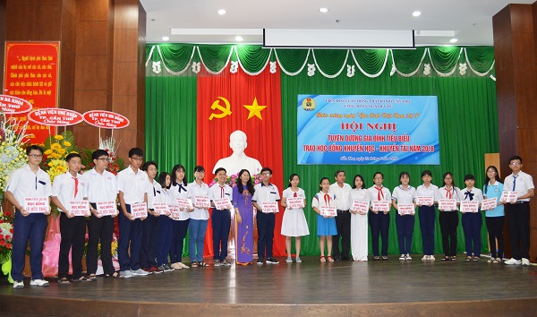 NGÀY HỘI GIA ĐÌNH Y TẾ NĂM 2018: TUYÊN DƯƠNG 7 GIA ĐÌNH TIÊU BIỂU VÀ TRAO HỌC BỔNG “QUỸ TẤM LÒNG VÀNG CÔNG ĐOÀN CẦN THƠ”