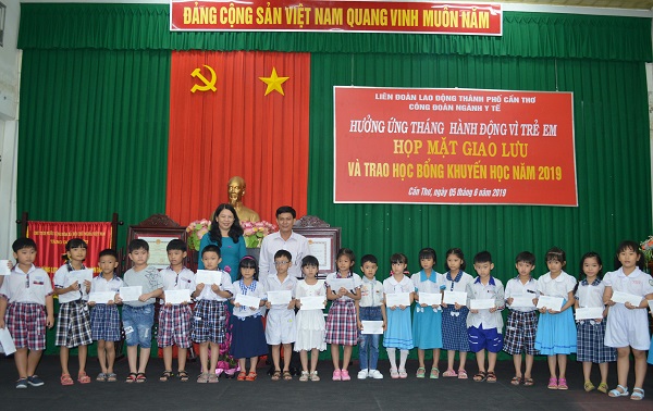 CÔNG ĐOÀN NGÀNH Y TẾ “HỌP MẶT GIAO LƯU VÀ TRAO HỌC BỔNG TẤM LÒNG VÀNG CÔNG ĐOÀN CẦN THƠ NĂM 2019”