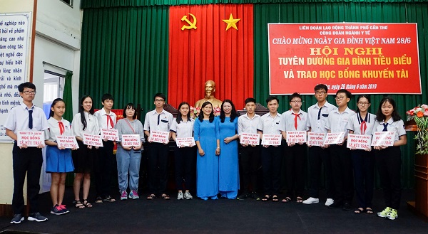 TUYÊN DƯƠNG GIA ĐÌNH TIÊU BIỂU NGÀNH Y TẾ VÀ TRAO HỌC BỔNG KHUYẾN TÀI NĂM 2019