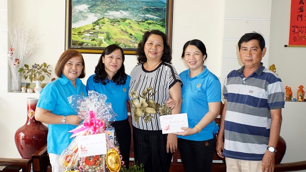 CÔNG ĐOÀN NGÀNH Y TẾ TP CẦN THƠ THĂM HỎI, TẶNG QUÀ CÁC CÁN BỘ CÔNG ĐOÀN NGÀNH HƯU TRÍ QUA CÁC THỜI KỲ NHÂN DỊP ĐẦU NĂM MỚI