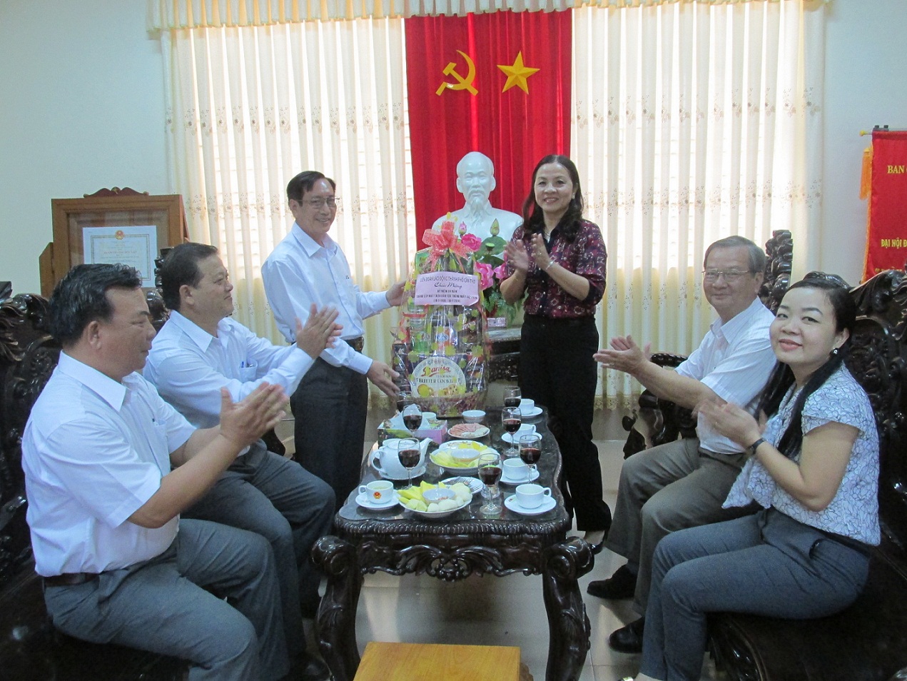  	LIÊN ĐOÀN LAO ĐỘNG THÀNH PHỐ THĂM ỦY BAN MẶT TRẬN TỔ QUỐC THÀNH PHỐ CẦN THƠ NHÂN KỶ NIỆM 84 NĂM NGÀY THÀNH LẬP MẶT TRẬN DÂN TỘC THỐNG NHẤT VIỆT NAM (18/11/1930-18/11/2014)