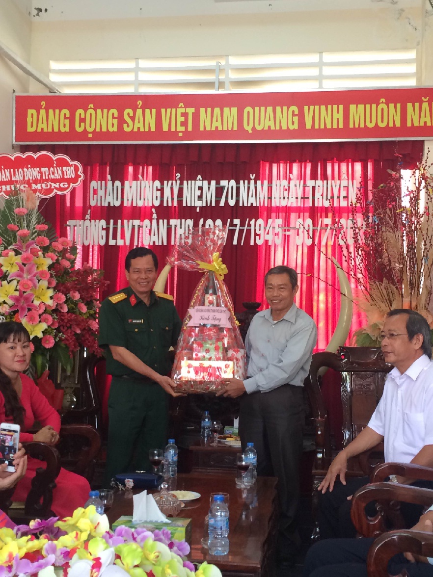 Thăm và chúc mừng kỷ niệm 70 năm ngày truyền thống Lực lượng vũ trang Cần Thơ