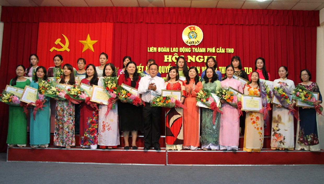 LIÊN ĐOÀN LAO ĐỘNG THÀNH PHỐ CẦN THƠ TUYÊN DƯƠNG CÁC TẬP THỂ, CÁ NHÂN CÓ THÀNH TÍCH TRONG PHONG TRÀO THI ĐUA 2 GIỎI