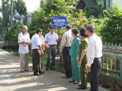 Liên đoàn Lao động thành phố gắn Biển công trình thi đua ở Phường Long Hòa - quận Bình Thủy