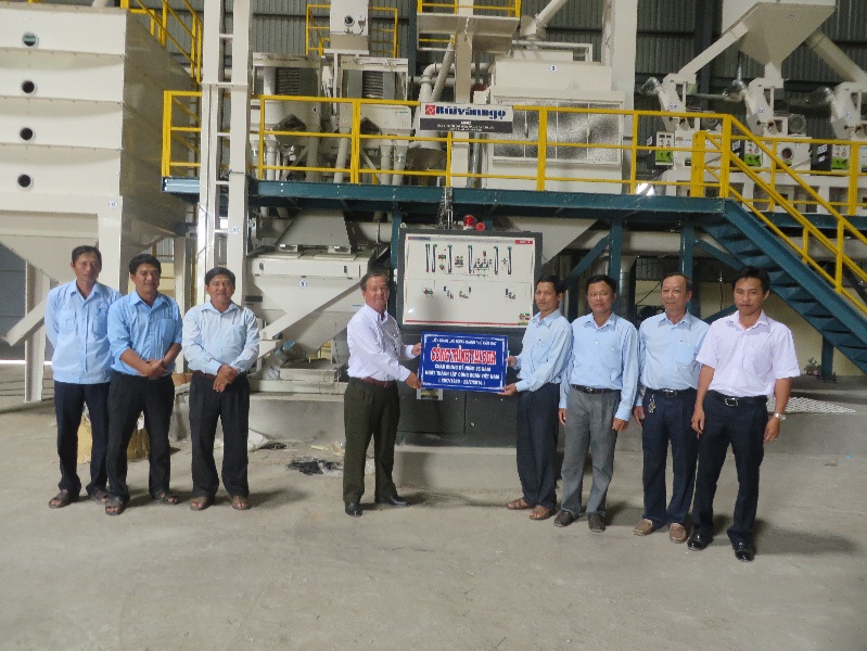 Chào mừng kỷ niệm 85 năm ngày thành lập Công đoàn Việt Nam, Liên đoàn Lao động thành phố Cần Thơ tổ chức đoàn đi gắn 04 biển Công trình thi đua 