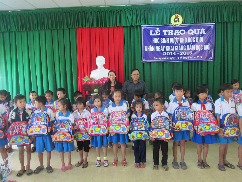 Ban Thường vụ Liên đoàn Lao động thành phố Cần Thơ vận động các doanh nghiệp, CNVC-LĐ đóng góp tiền, quà để giúp đỡ học sinh nghèo trên địa bàn thành phố vào đầu năm học mới 2014- 2015. 