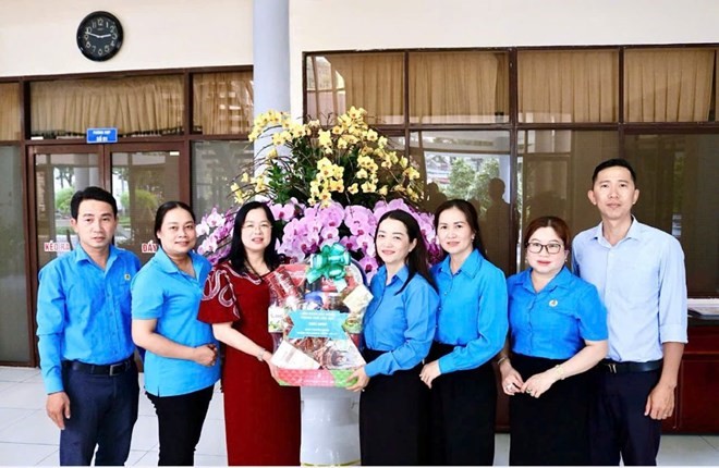 Công đoàn Cần Thơ chúc mừng Văn phòng Thành ủy nhân ngày truyền thống ngành
