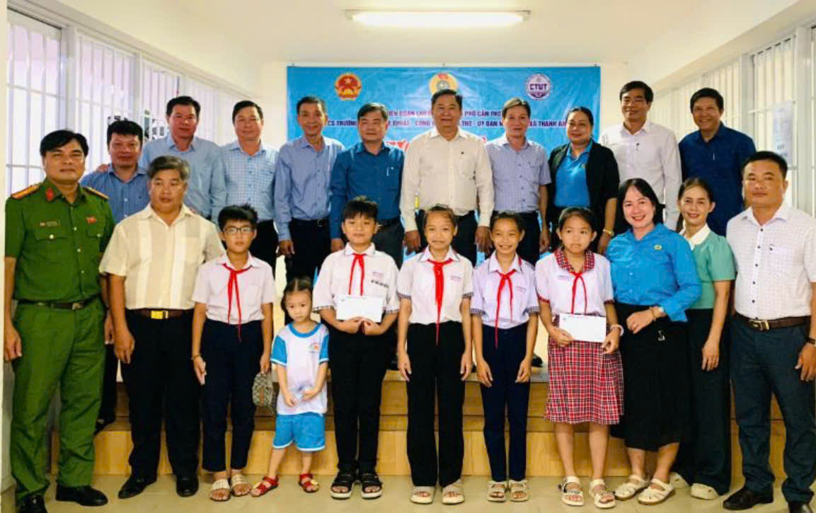 CĐCS trường đại học kỹ thuật - công nghệ cần thơ tặng quà cho học sinh có hoàn cảnh khó khăn tại xã thạnh an, thành phố cần thơ, năm học 2025-2026